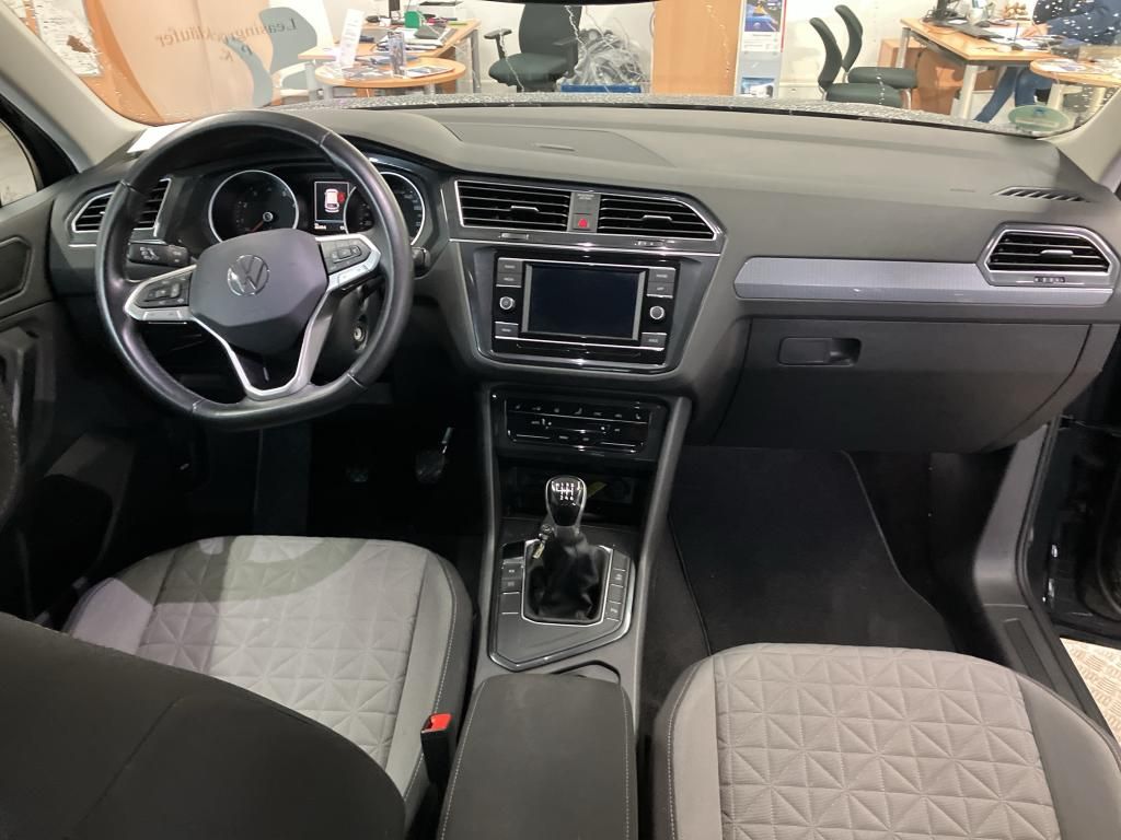 Fahrzeugabbildung Volkswagen Tiguan TSI Life LED CarPlay ACC PDC SH 18"