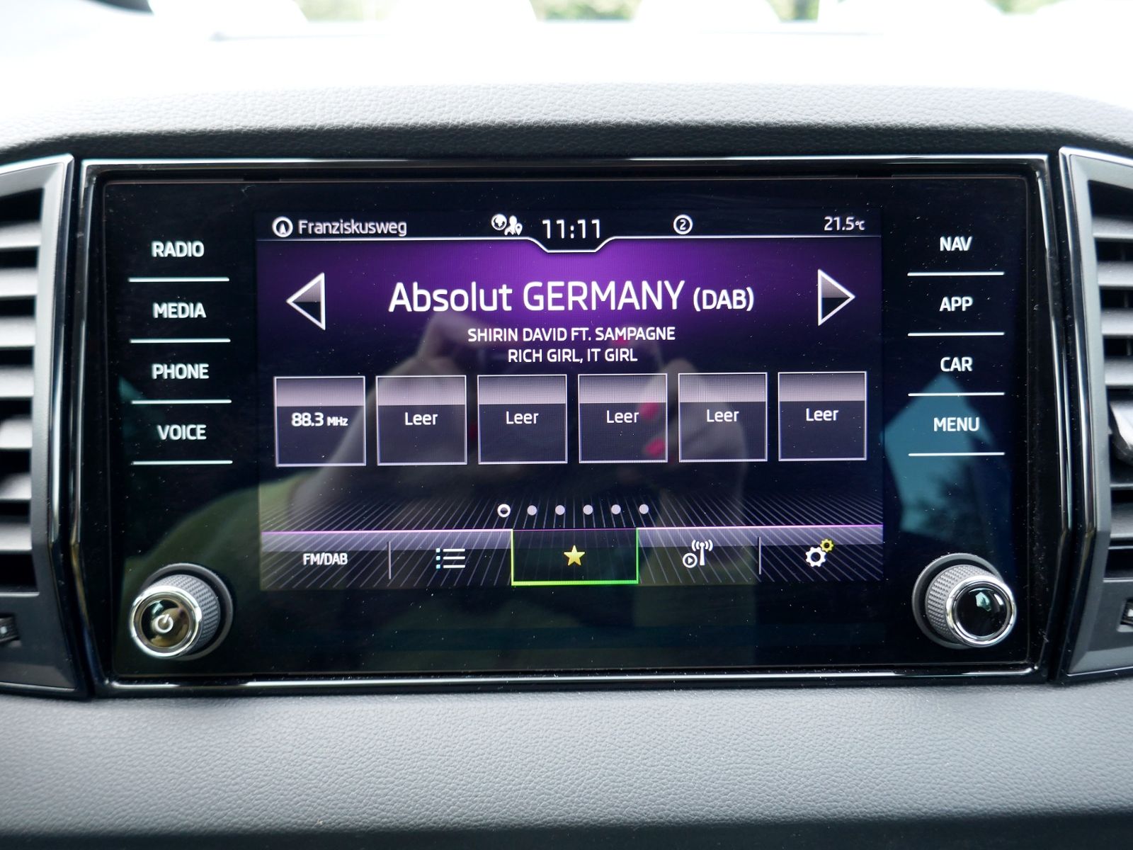 Fahrzeugabbildung SKODA Karoq Tour 4x4 2.0 TDI | LED AHK RFK ACC