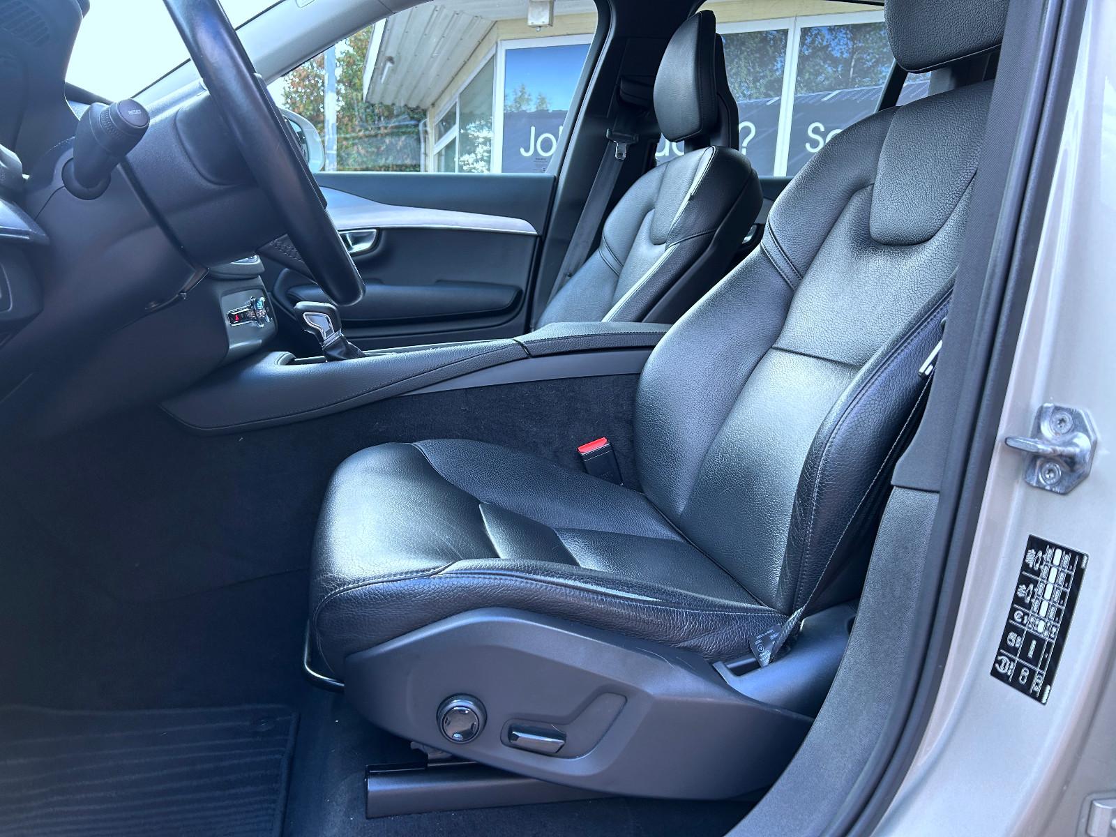 Volvo XC90 T6. 2,0 Ltr. Aut AWD Navi LED Leder Tüv NEU