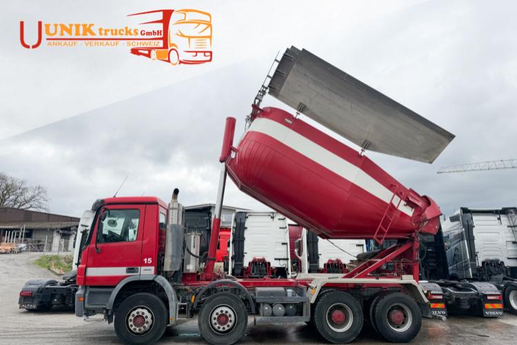 Mercedes-Benz Actros 3241 8x4 Silo Isoliert 