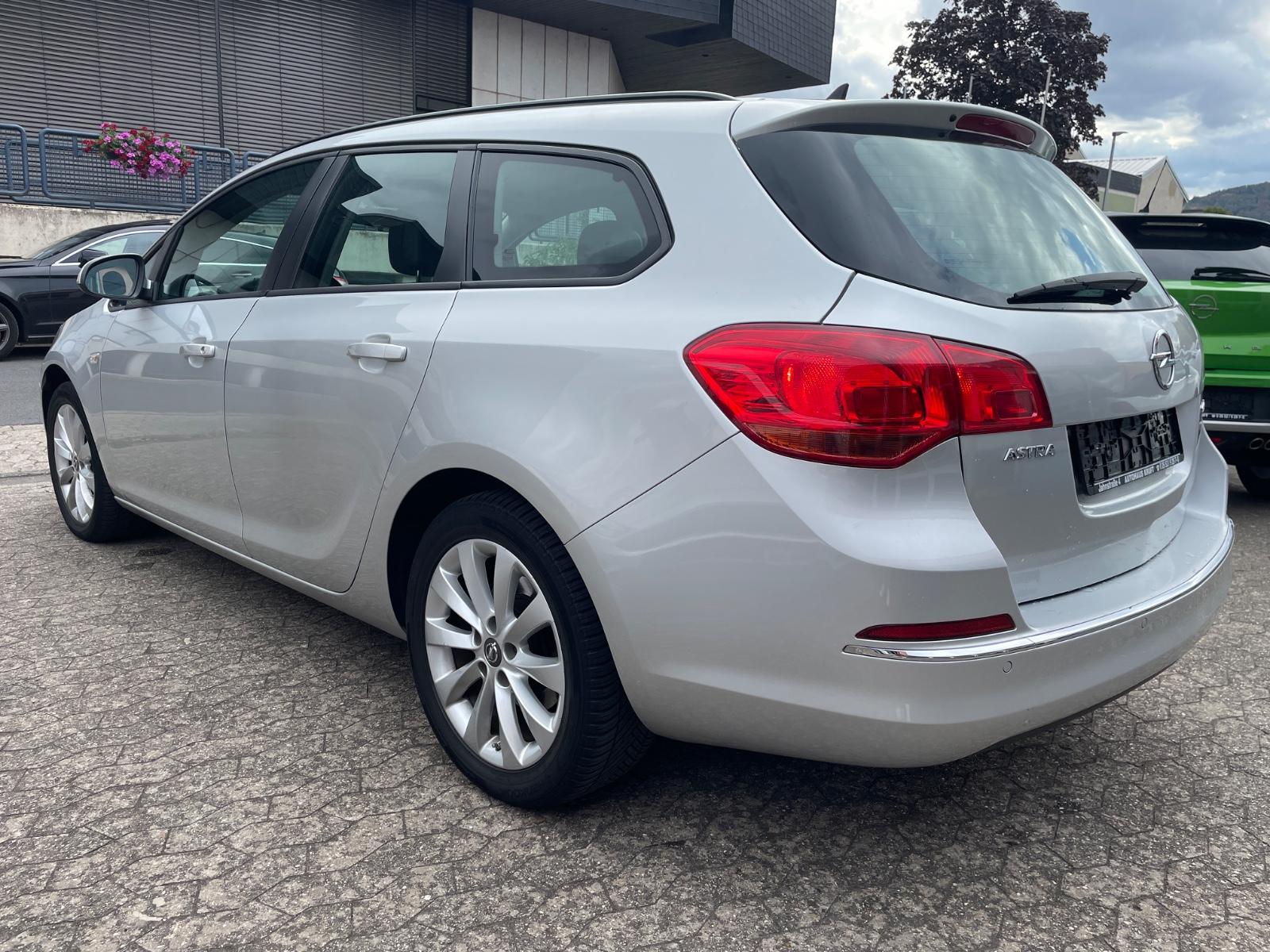 Opel Astra 2015 — interior