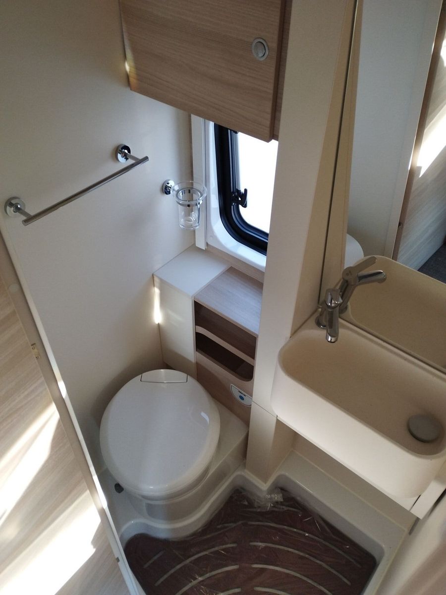 Fahrzeugabbildung Eura Mobil Van V 635 EB Captain-Chair-Sitze, Skyroof, RFK