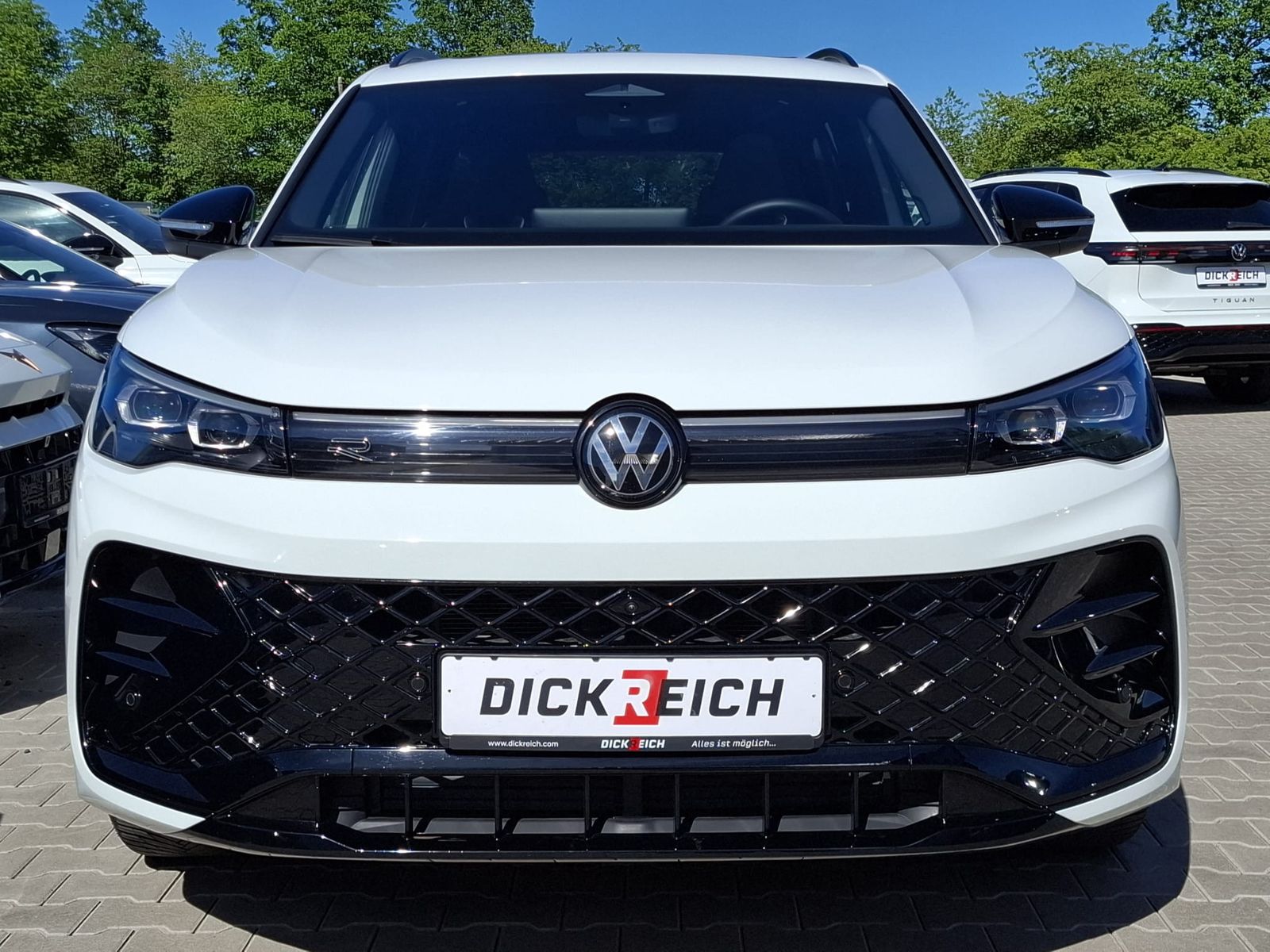 Fahrzeugabbildung Volkswagen Tiguan 2.0 TDI 4M R-Line BLACK*PAN*HK*AHK*MATRIX