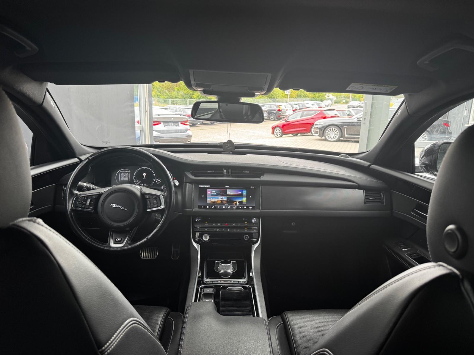 Jaguar XF S 3.0 V6 Compresseur 381 ch BVA / Meridian / Cuir / Caméra de recul / Jantes 20"