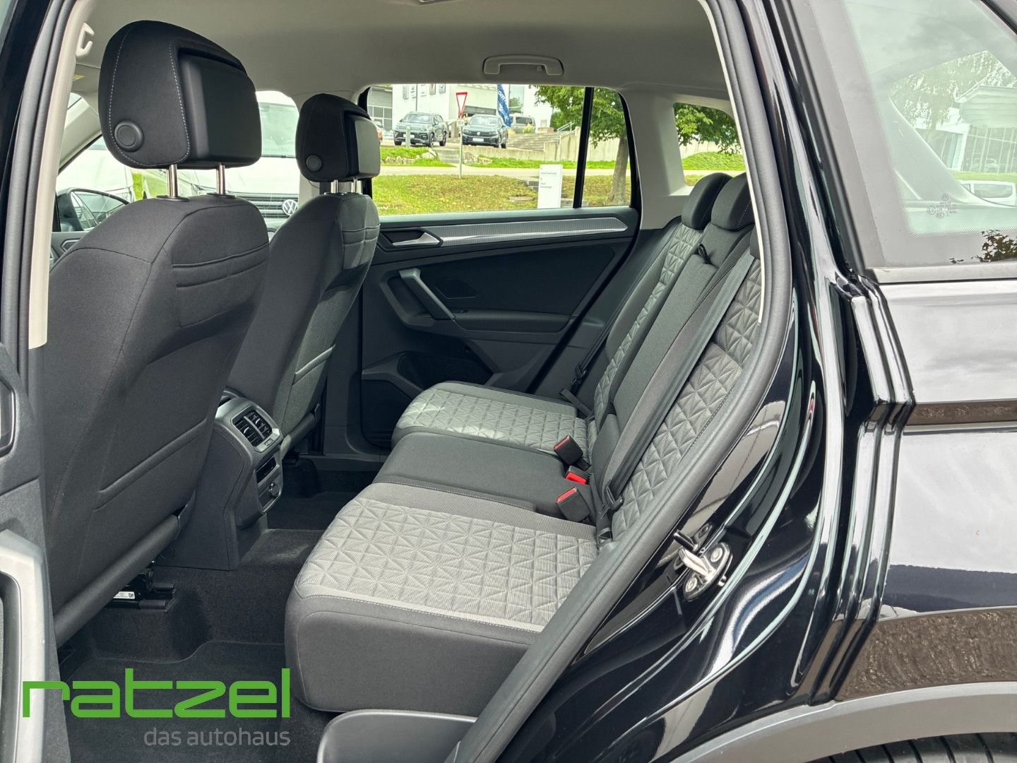 Fahrzeugabbildung Volkswagen Tiguan 1.5 TSI Life Navi Leder Digitales Cockpit