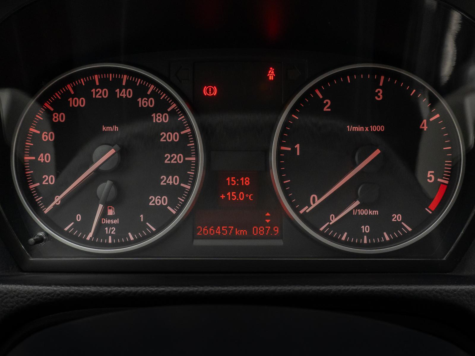 BMW 318 2012 — photo 36