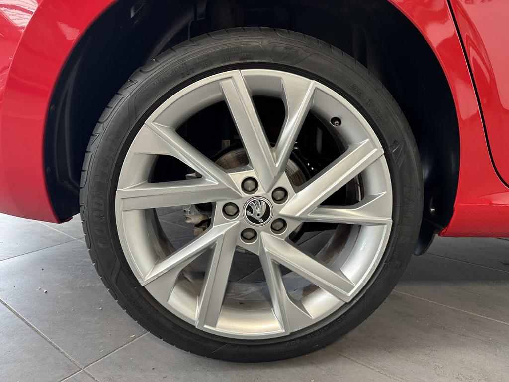 Skoda Scala 2023 г. Красный, пробег 49750 км