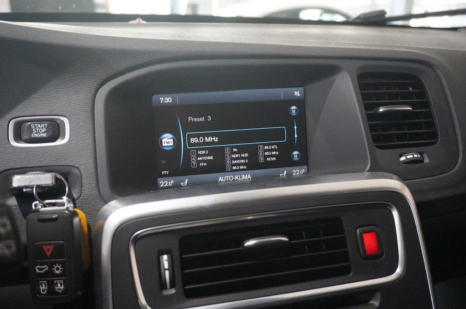 Fahrzeugabbildung Volvo V60 Kombi D4 R-DESIGN NAVI/LED/SHZPDC/AHK