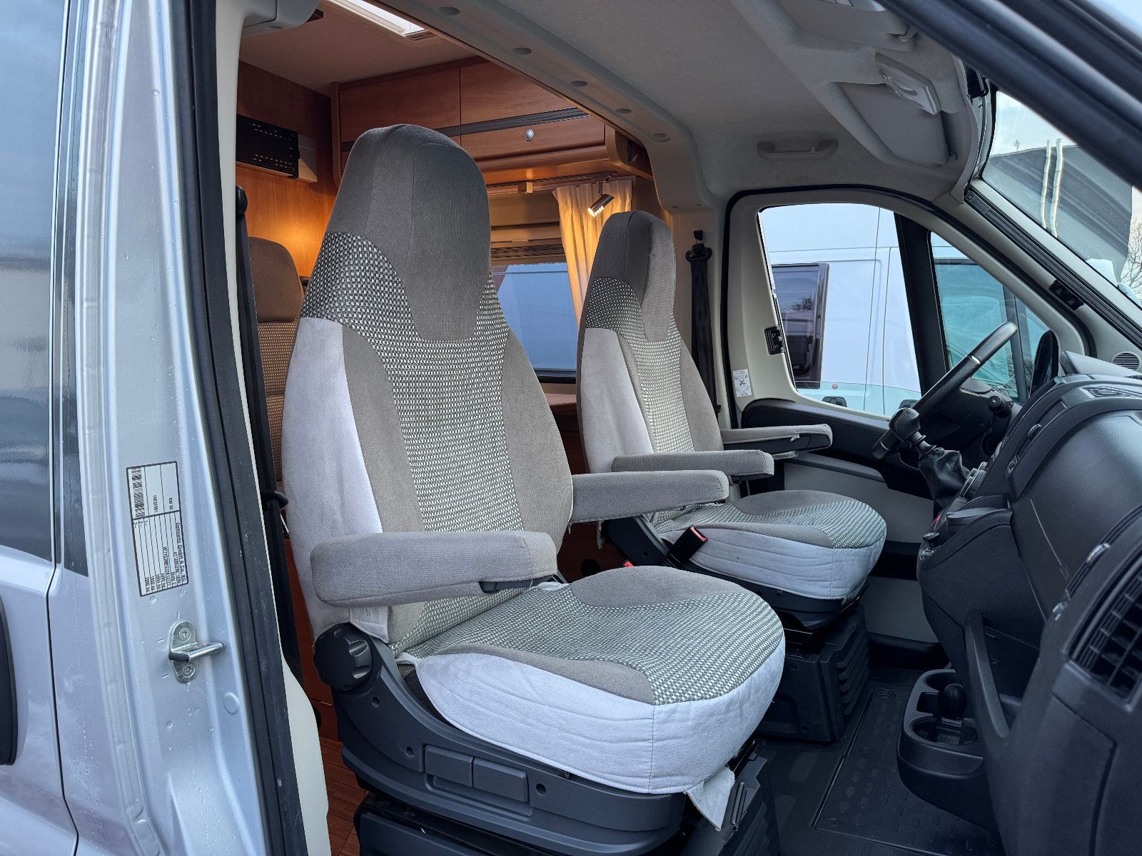 Fahrzeugabbildung Pössl 600 2WIN R PLUS CITROEN RAUMBAD VOLL SCHECKHEFT