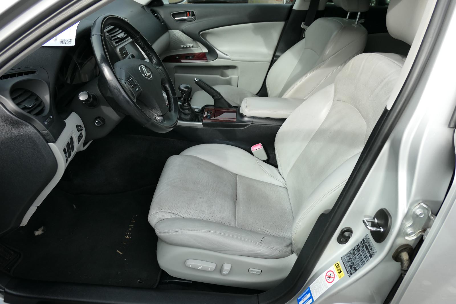 Lexus IS 250 V6 208ch - Attelage - Navi - Sièges ventilés - Xénon - Pneus toutes saisons