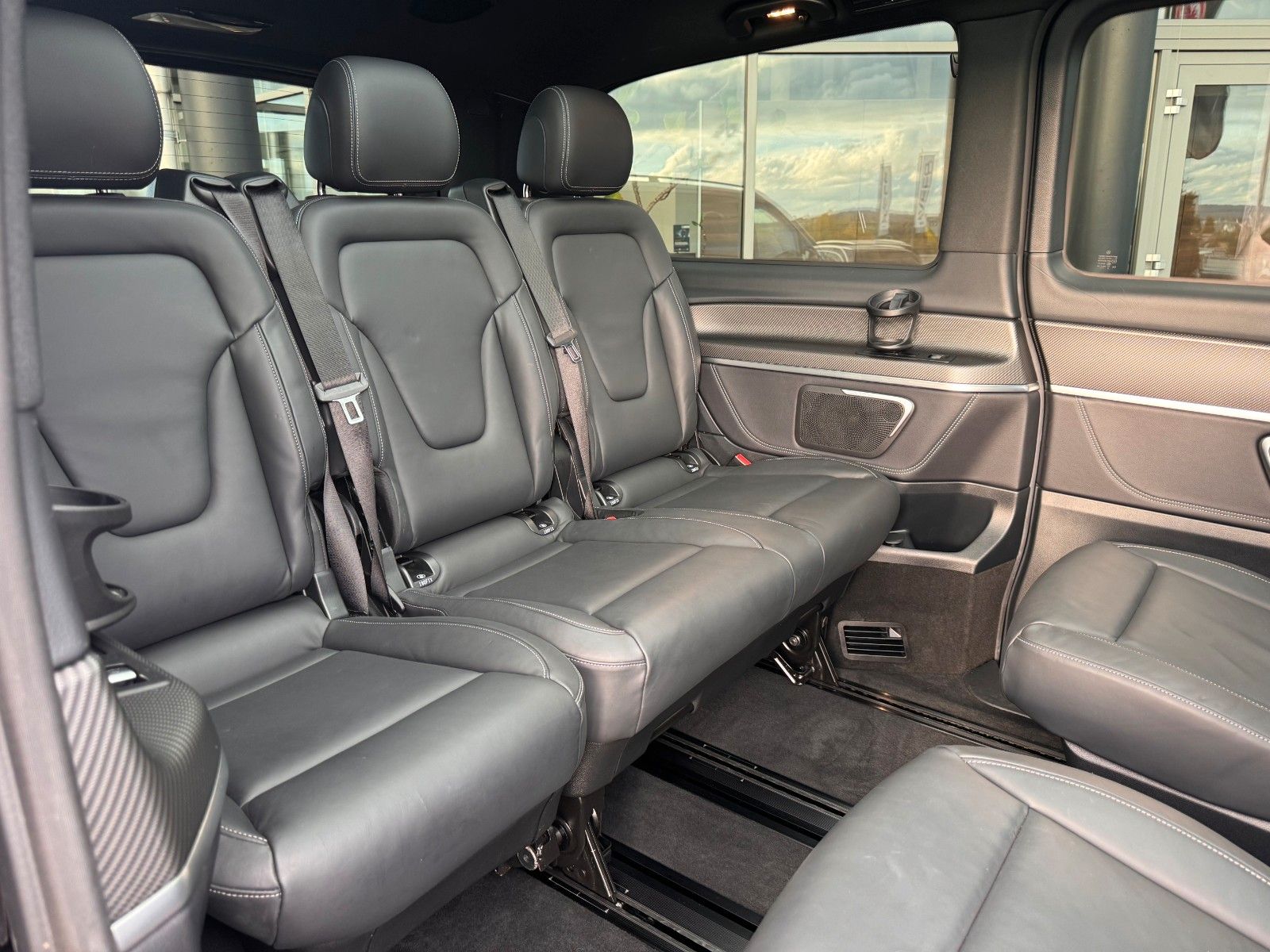 Fahrzeugabbildung Mercedes-Benz V 300 d 4MATIC AVA ED AMG DISTR Stdh AHK2,5 PANO