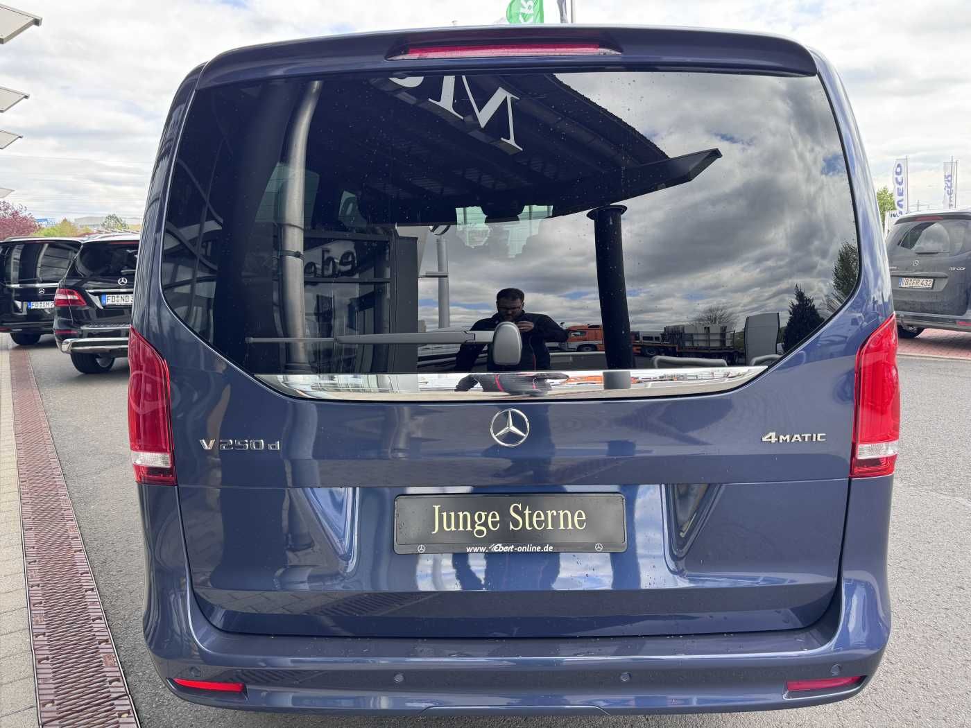 Fahrzeugabbildung Mercedes-Benz V 250 d EDITION 4MATIC AMG DISTRONIC AHK Tisch