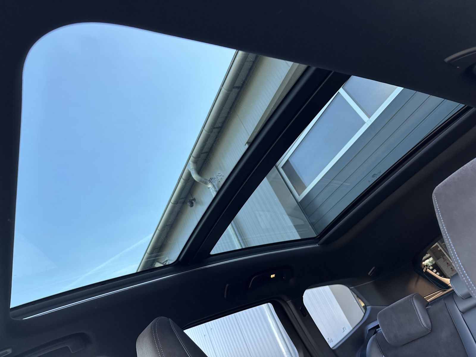 Fahrzeugabbildung BMW iX1 30 xDrive M-Sport NAV+LED+PANO+AHK+19ZO+360°