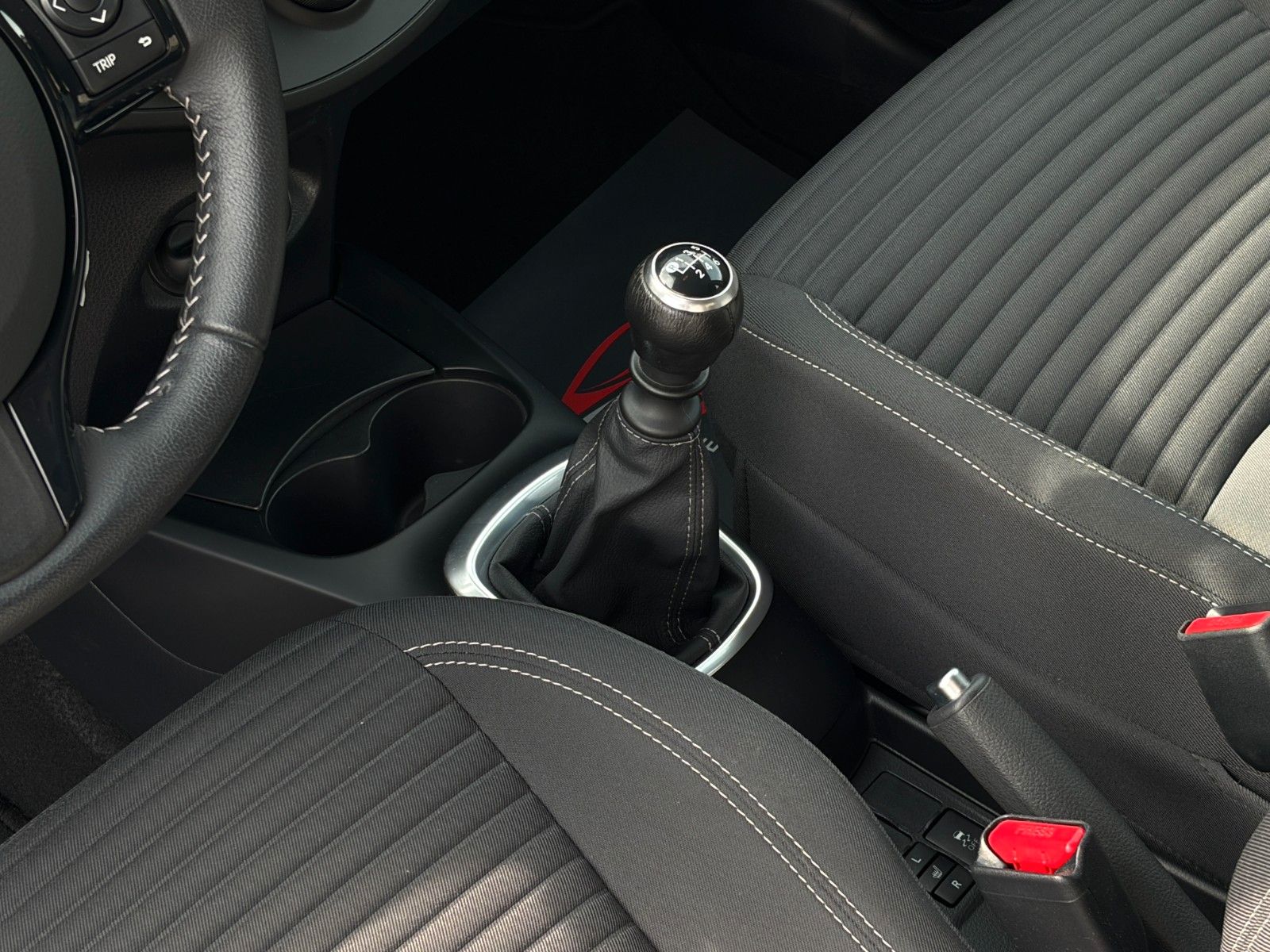 Fahrzeugabbildung Toyota Yaris 1.5 Ltr. Kamera Klima BLT SHZ LKA AM