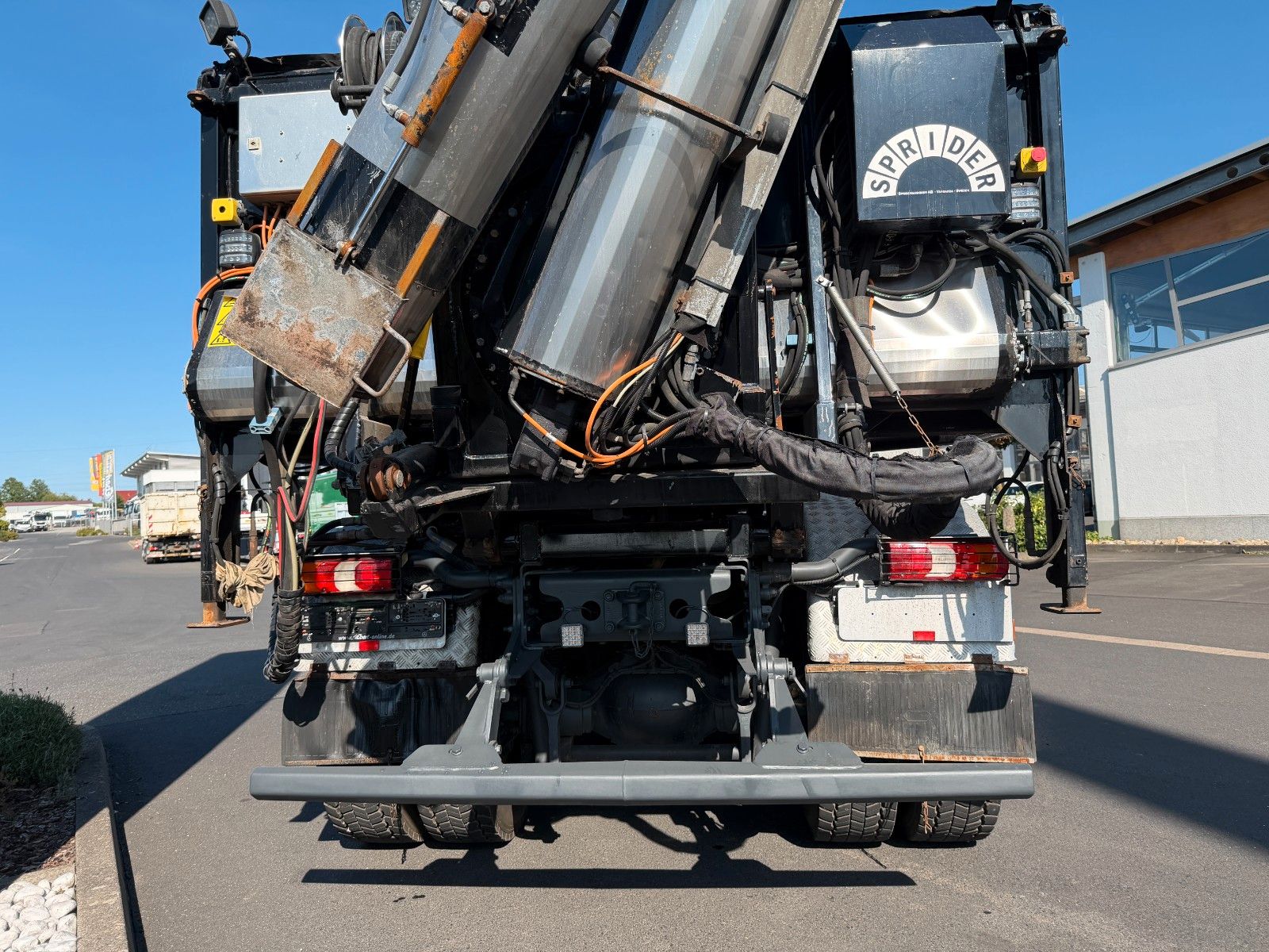 Fahrzeugabbildung Mercedes-Benz Arocs 3251K 8x4 AMTEC Thermokipper +Sprider M25E
