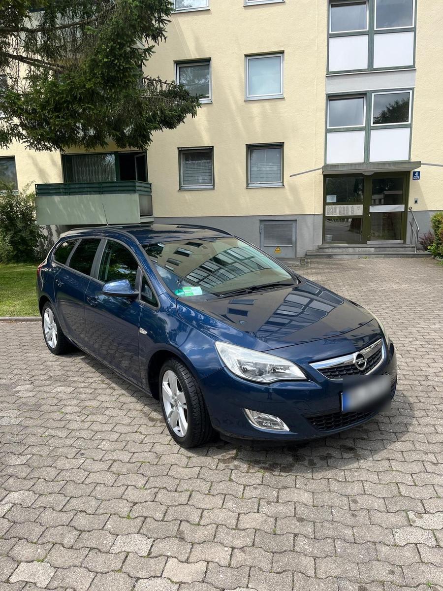 Opel Astra, 2011