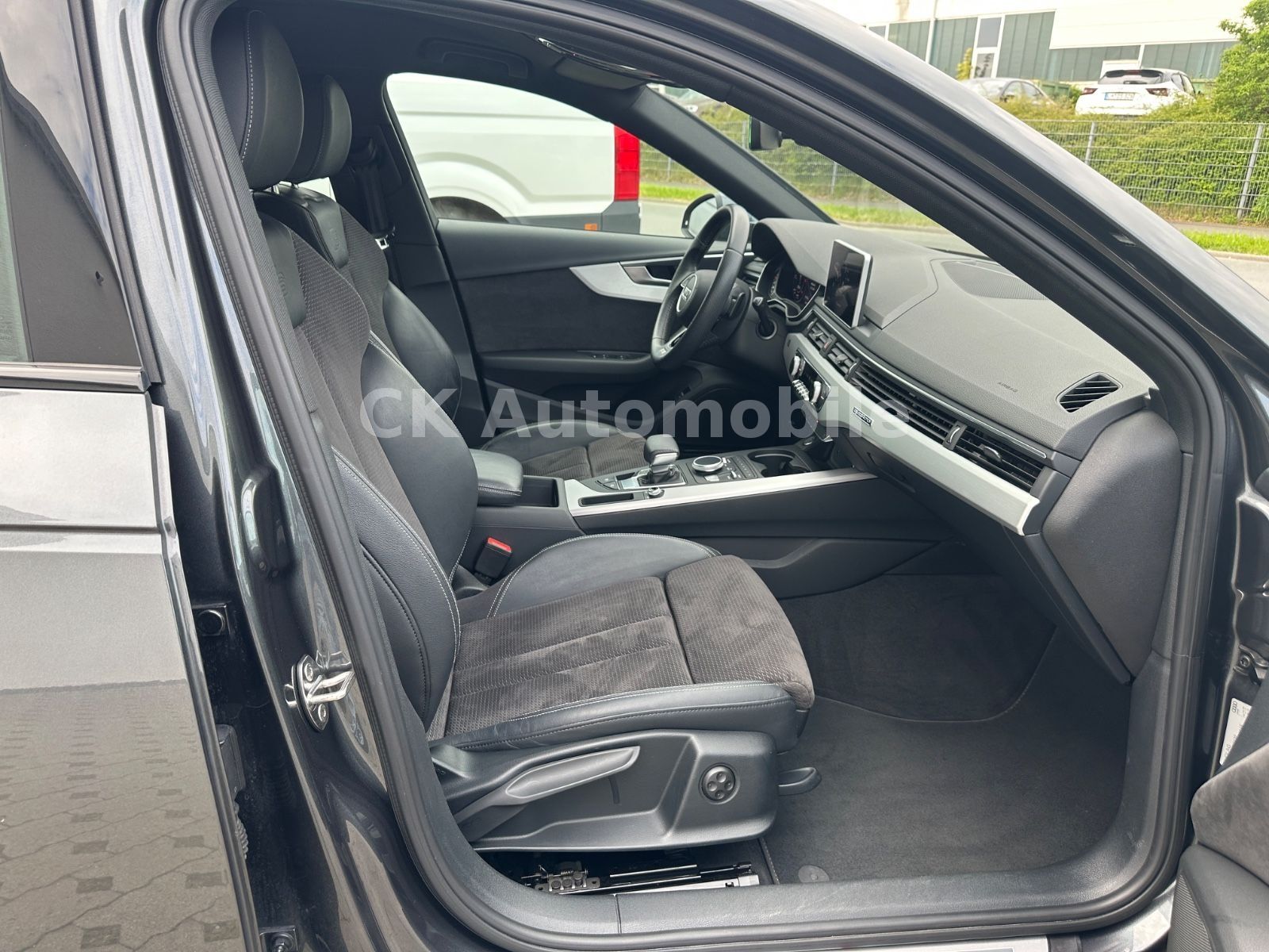 Fahrzeugabbildung Audi A4 Avant 40 TDI Quattro S-Line/Navi/LED/ACC
