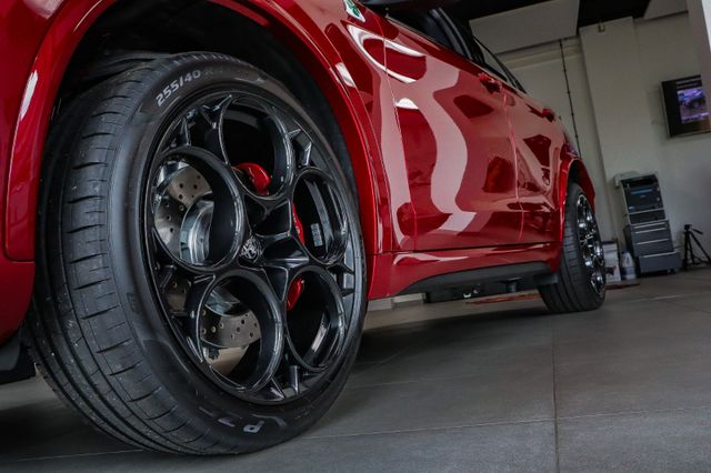 Fahrzeugabbildung Alfa Romeo Stelvio QV *PANO*AKRAPOVIC*21"*Assistenz*ETNA*