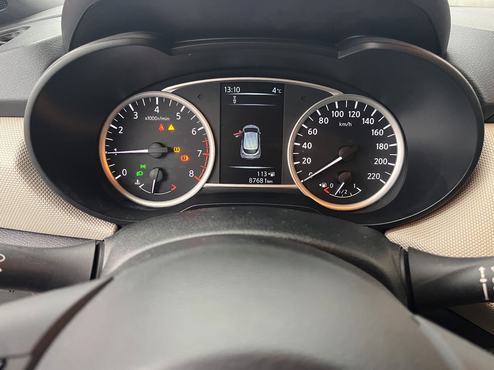 Fahrzeugabbildung Nissan Micra Acenta / leichter Frontschaden