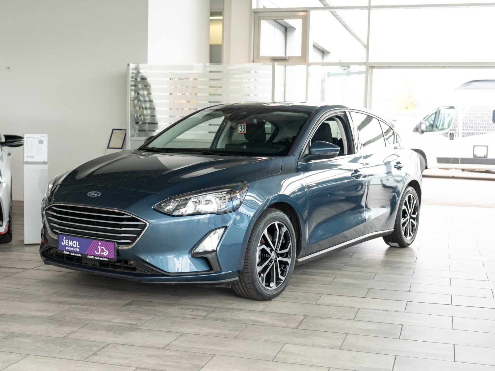 Fahrzeugabbildung Ford Focus Lim. C&C WINTER-P./NAVI/KLIMA/DAB/JRC