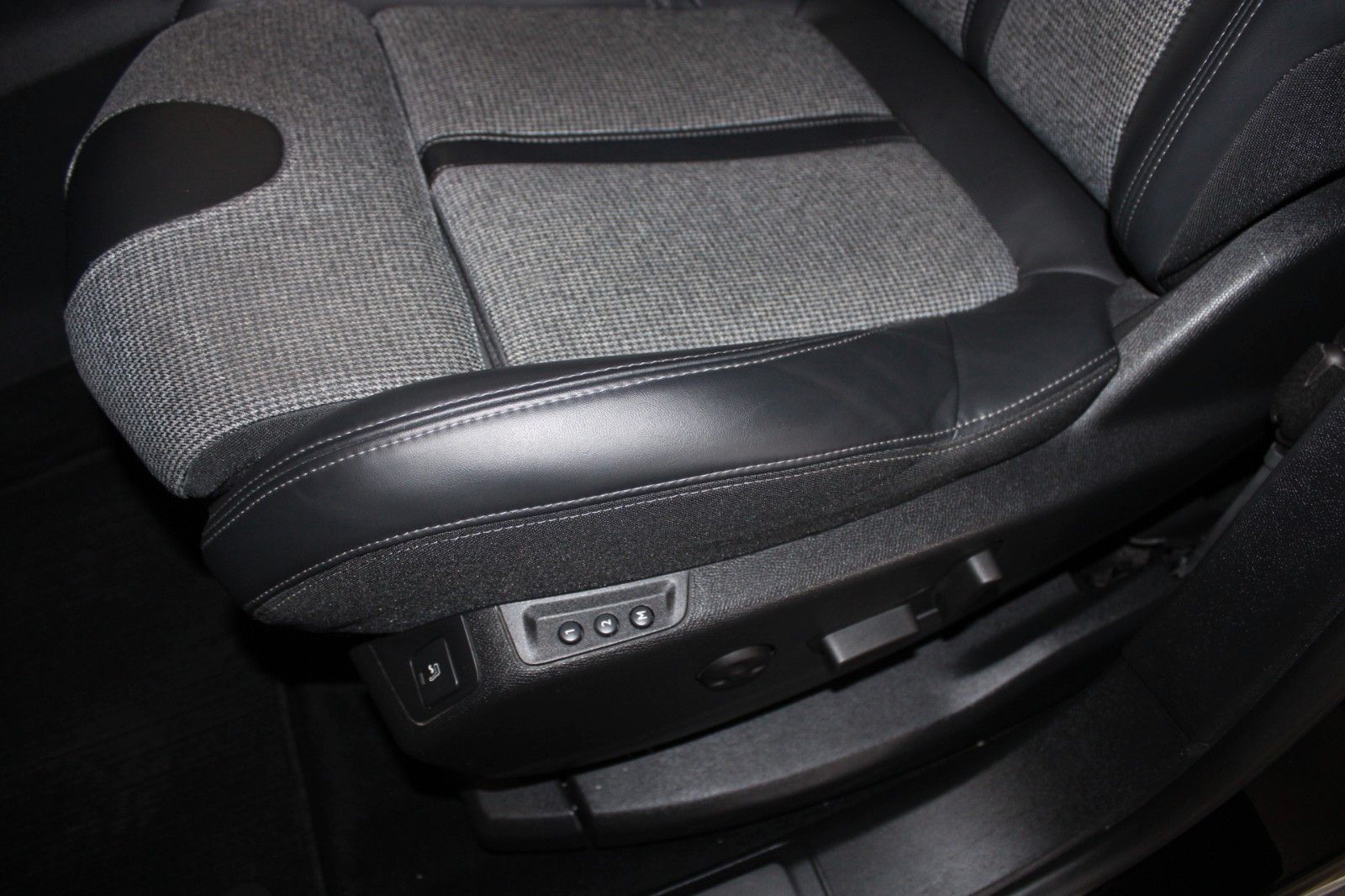 Fahrzeugabbildung Peugeot 3008 Allure Automatik AHK NAVI el.Heckklappe uvm