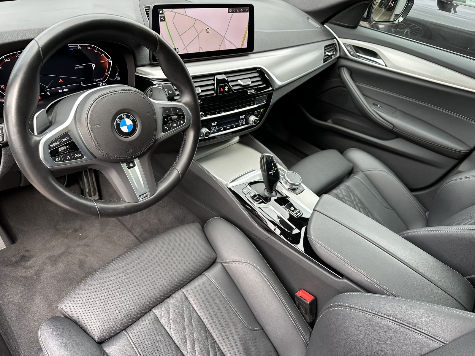 Fahrzeugabbildung BMW 520d Touring xDrive M-Sport NAV+LED+PANO+KAMERA