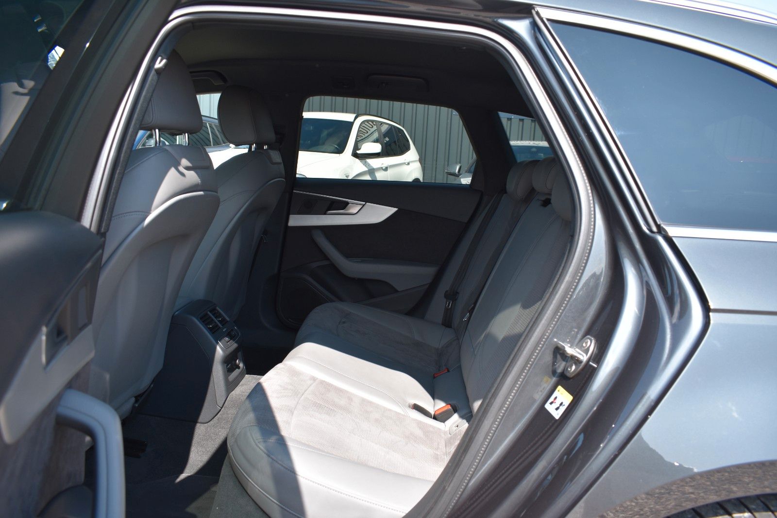 Fahrzeugabbildung Audi A4 Avant 35 TFSI sport S-line Service neu