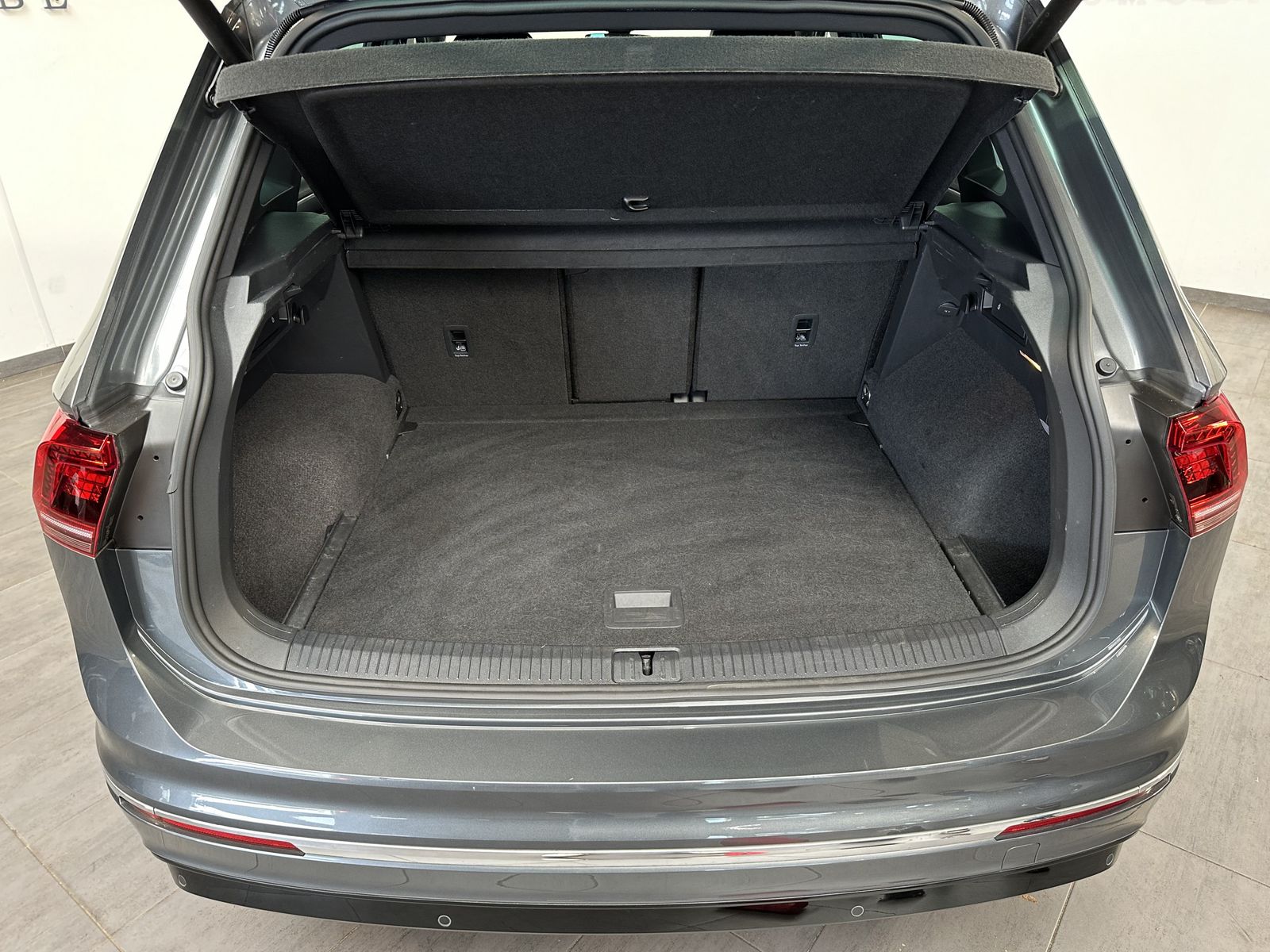 Fahrzeugabbildung Volkswagen Tiguan 1.5 TSI DSG R-Line NAV+LED+HUD+ACC+KAMERA