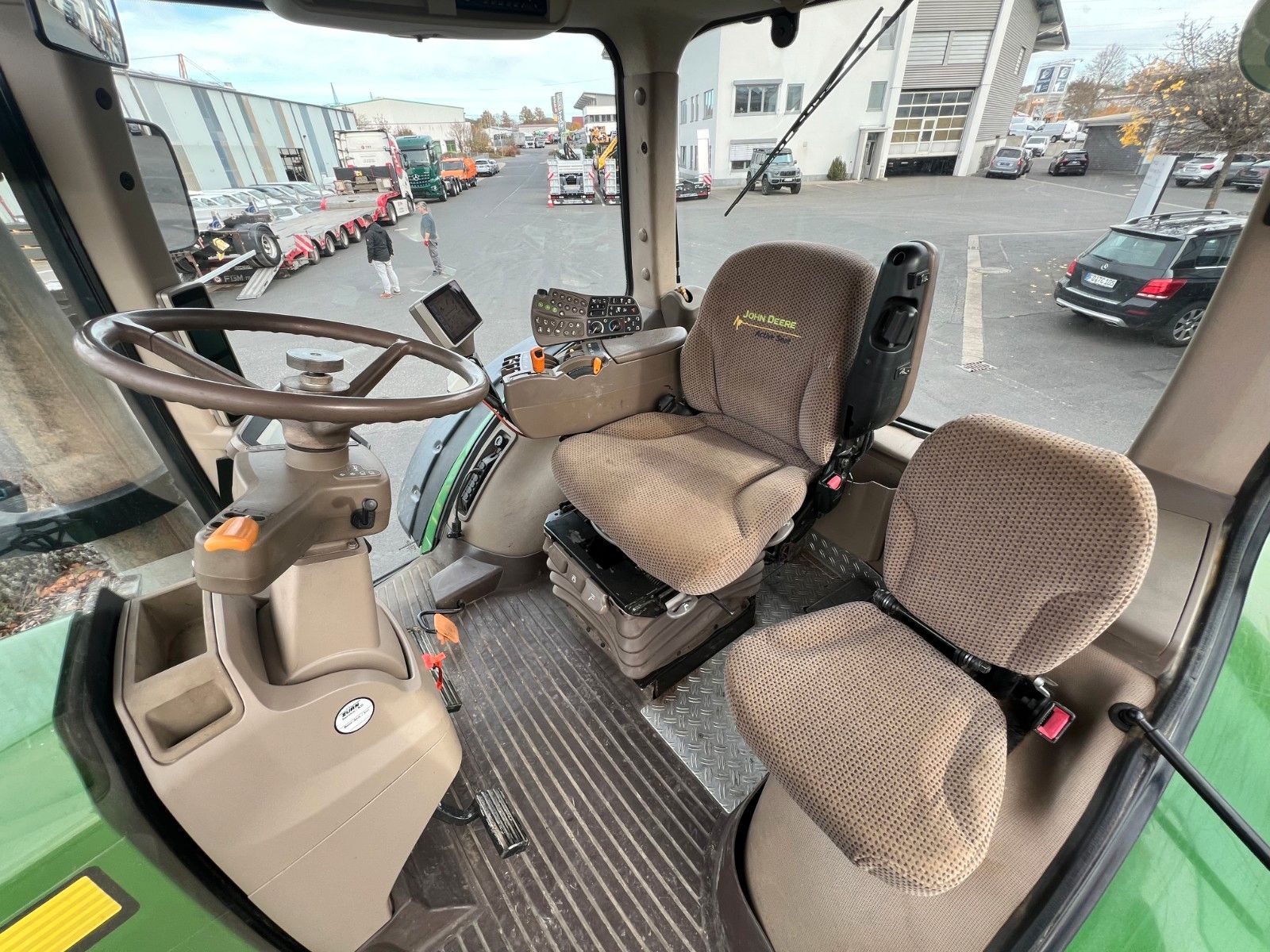 Fahrzeugabbildung John Deere 8295 R / kein AdBlue / Rückfahreinrichtung