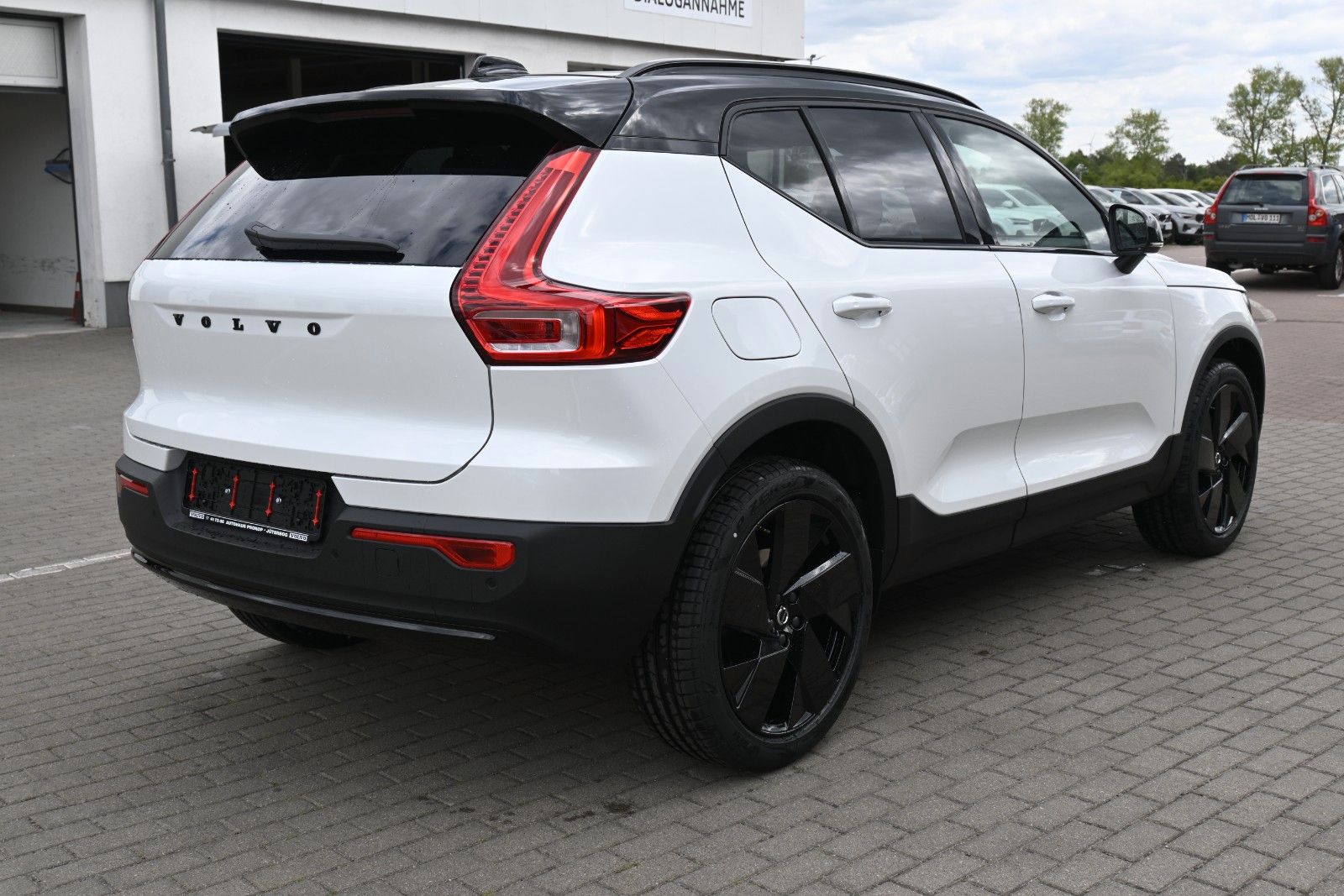 Fahrzeugabbildung Volvo XC40 B4 DKG Plus Black Edition*FSHZG*H&K*ACC*AHK
