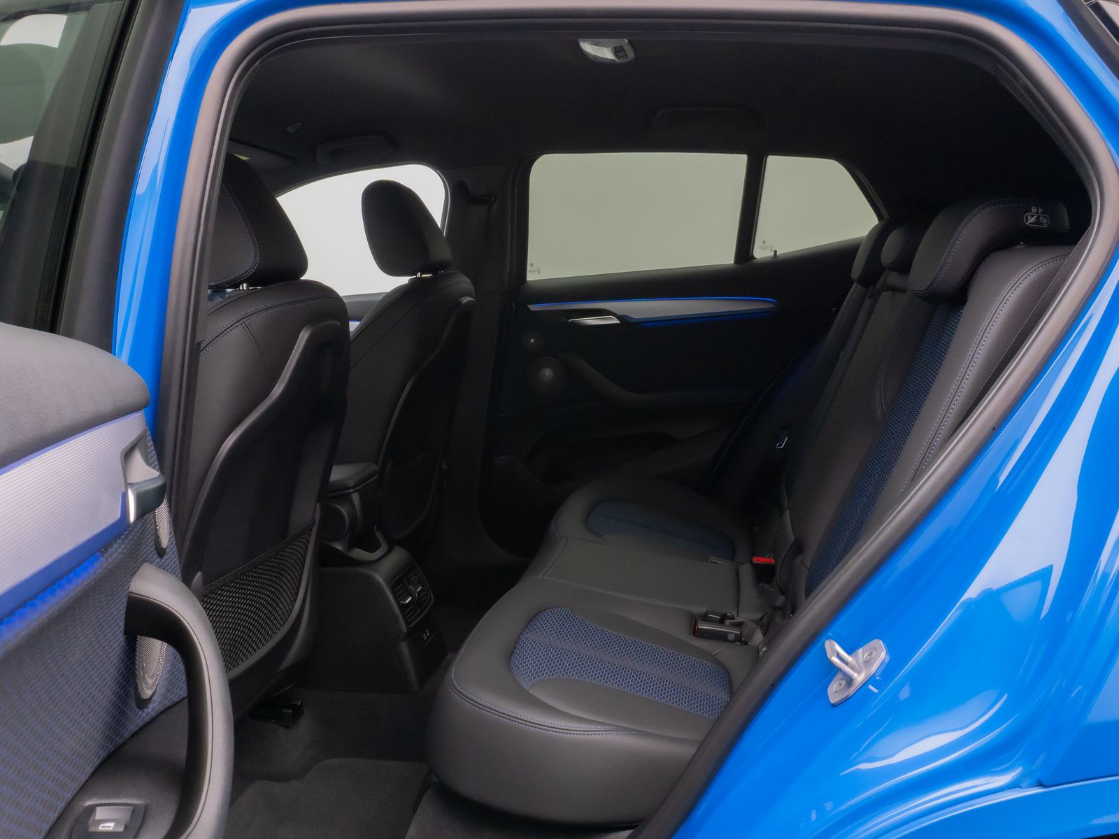 Fahrzeugabbildung BMW X2 M35i Kamera HUD DAB H/K Navi+ Alarm 19Zoll