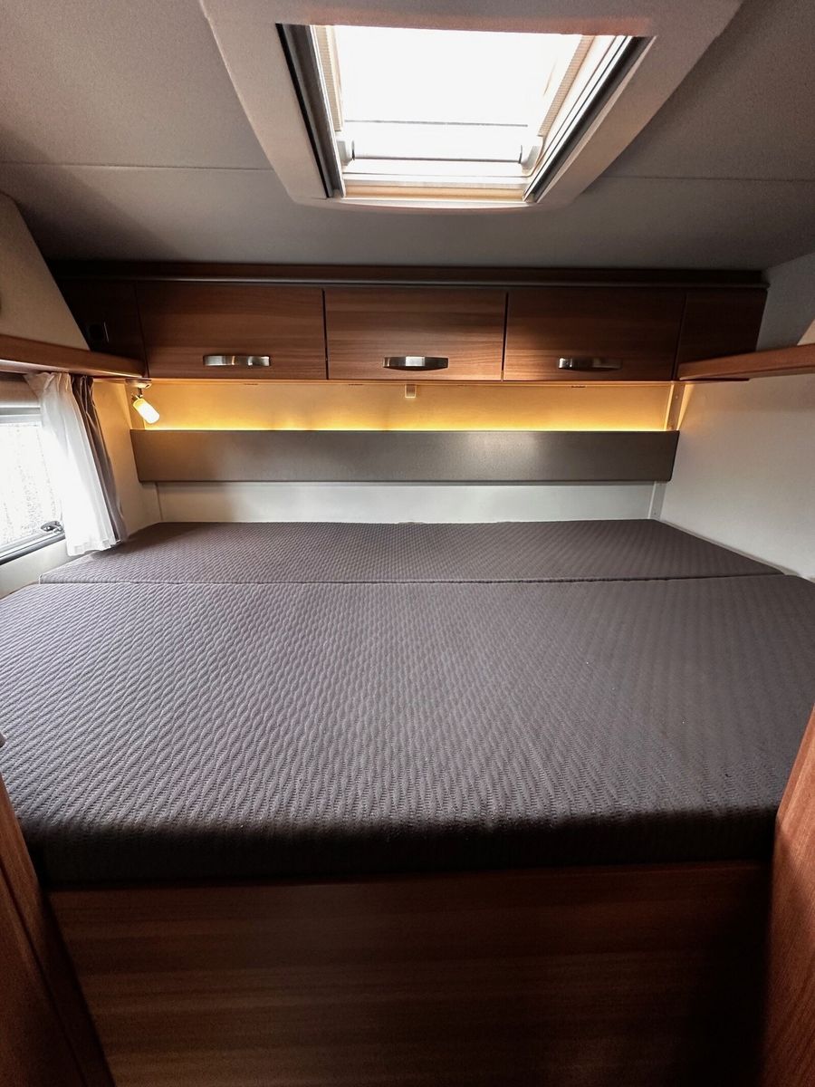 Fahrzeugabbildung Weinsberg CaraHome 700 DG 5 Sitzplätze Alkoven Familie