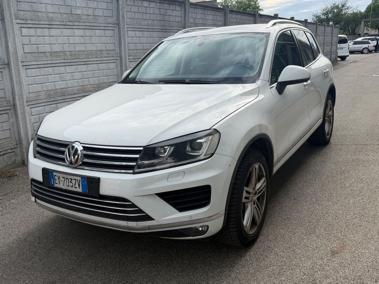 Volkswagen Touareg - 1
