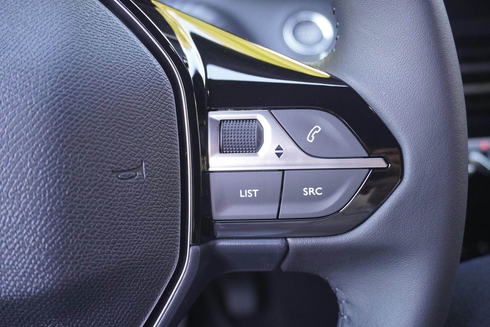 Peugeot 2008 PureTech 145 Aut. LED ACC Navi 360°