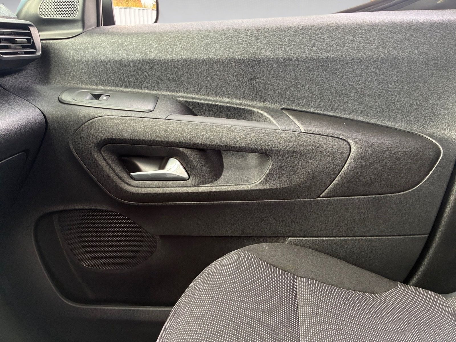 Fahrzeugabbildung Opel COMBO CARGO Electric M 11KW*Navi*SHZ*PDC*RFK*