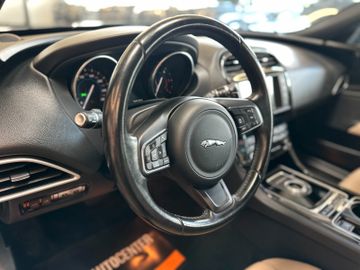 MYAUTOCENTER – Gebraucht- und Jahreswagen mit Werkstattservice in Pfaffenhofen Jaguar XE Pure *LED*Keyless*2-Zonen*Tempo*Navi*