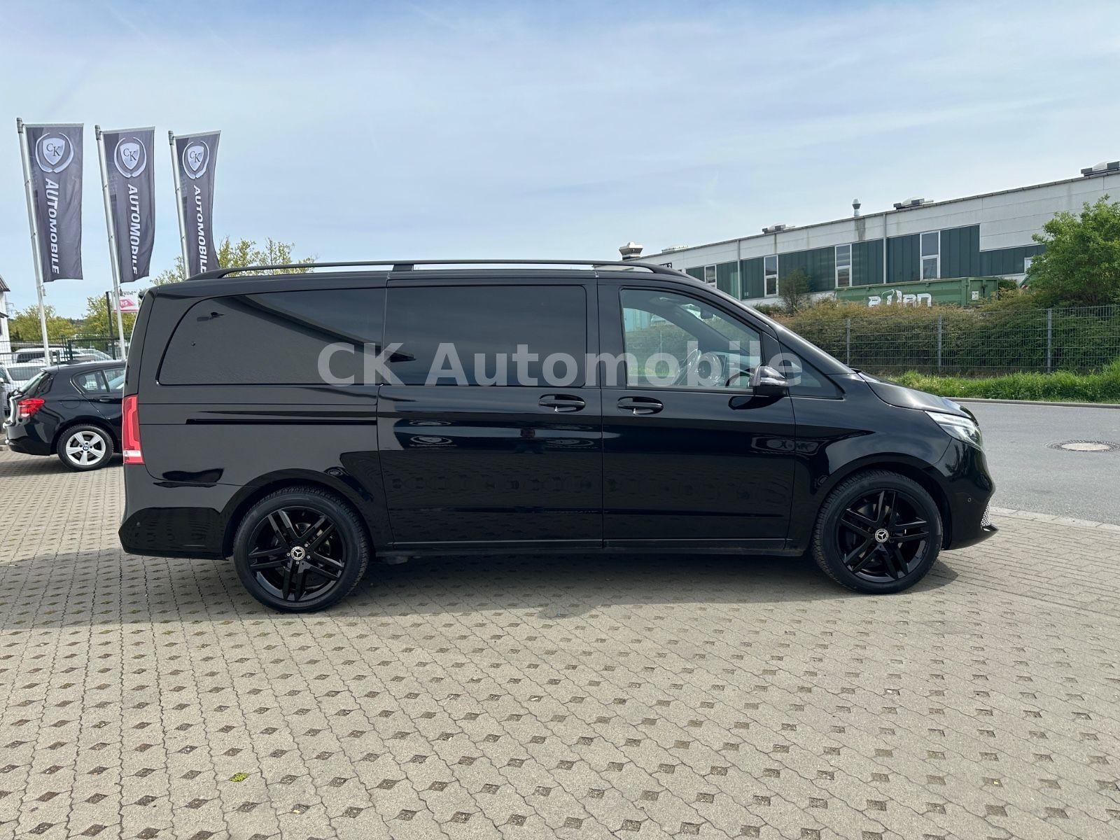 Fahrzeugabbildung Mercedes-Benz V300d EDITION 4Matic AMG-Line/7 Sitze/Pano/LED