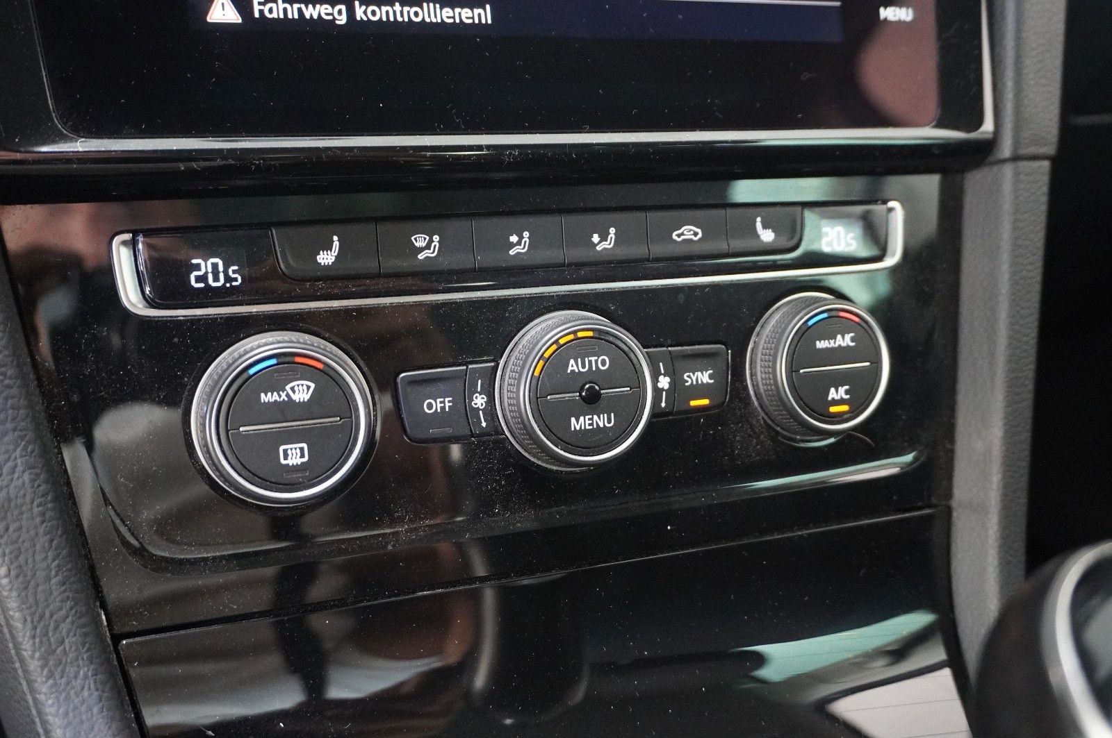 Fahrzeugabbildung Volkswagen Golf VII VAR. 1.6 TDI IQ-DRIVE NAVI/LED/ACC/AHK