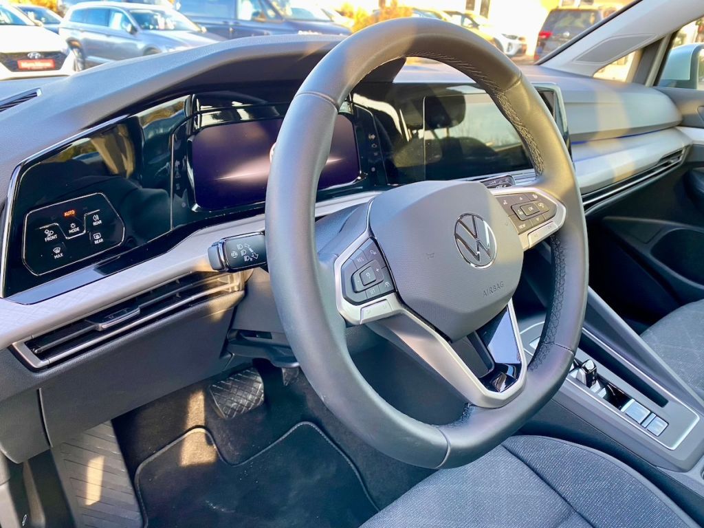 Fahrzeugabbildung Volkswagen Golf Variant 1.5 DSG Life AAC LED SHZ CARPLAY