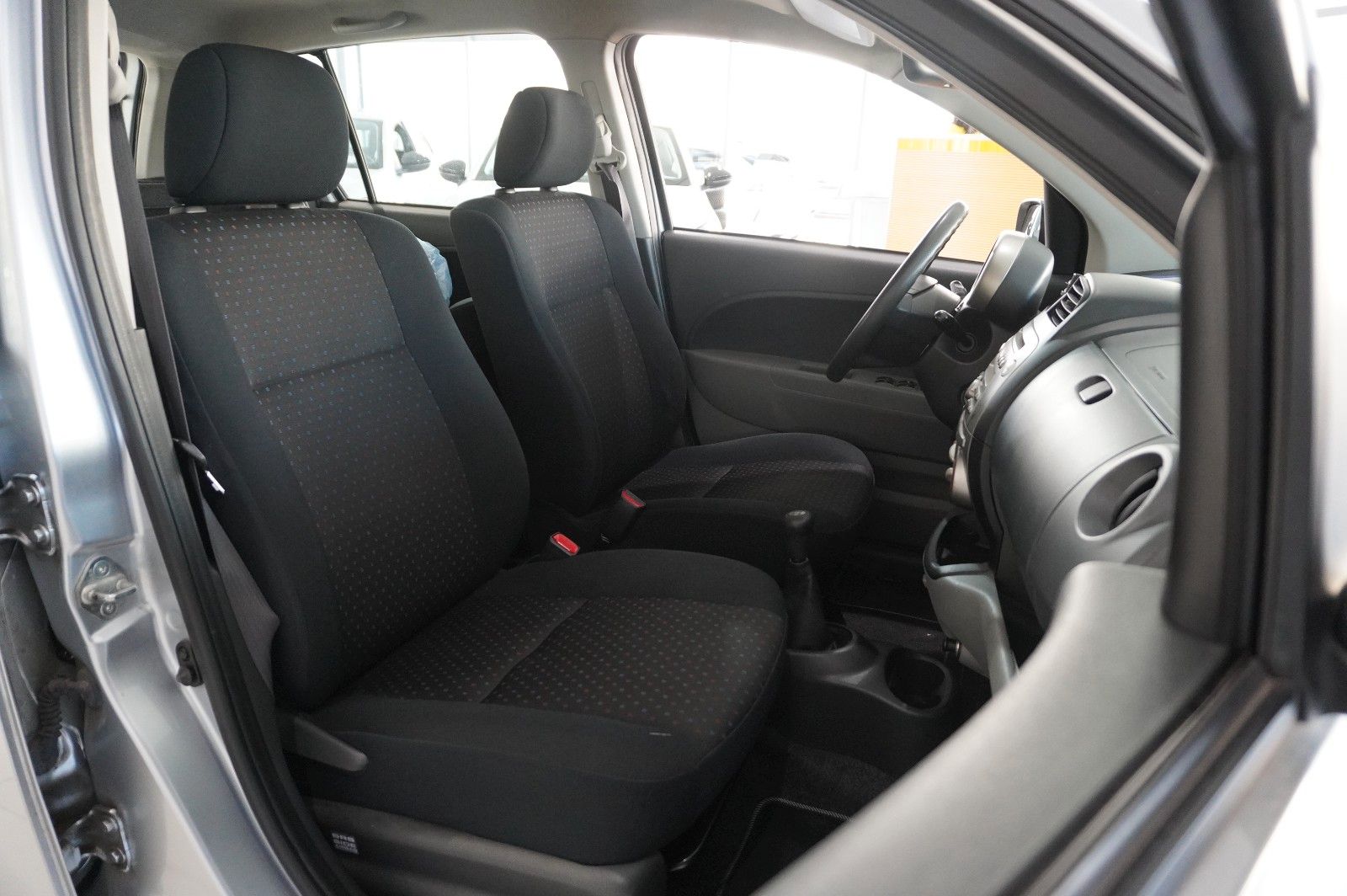 Fahrzeugabbildung Daihatsu Sirion 1.0 5-TÜR KLIMA/CD/AUX/8-FACH/TÜV