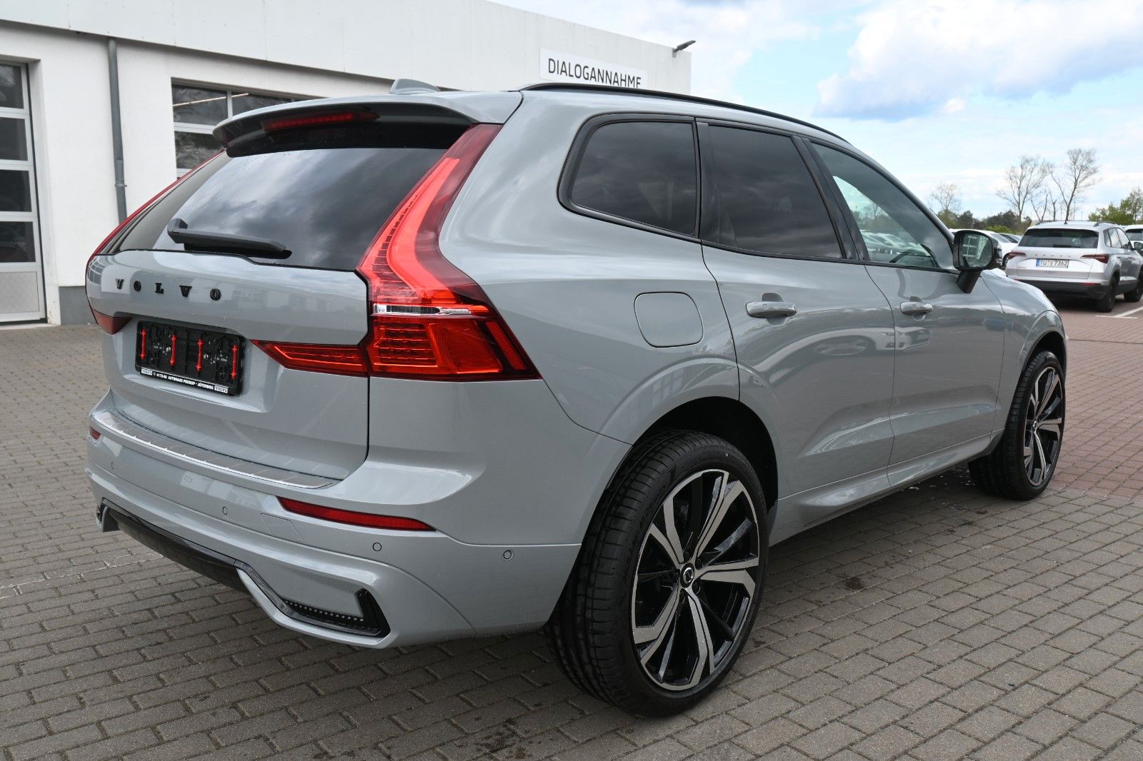 Fahrzeugabbildung Volvo XC60 B5 Benzin AWD Plus Dark*FSHZG*360°*ACC*AHK