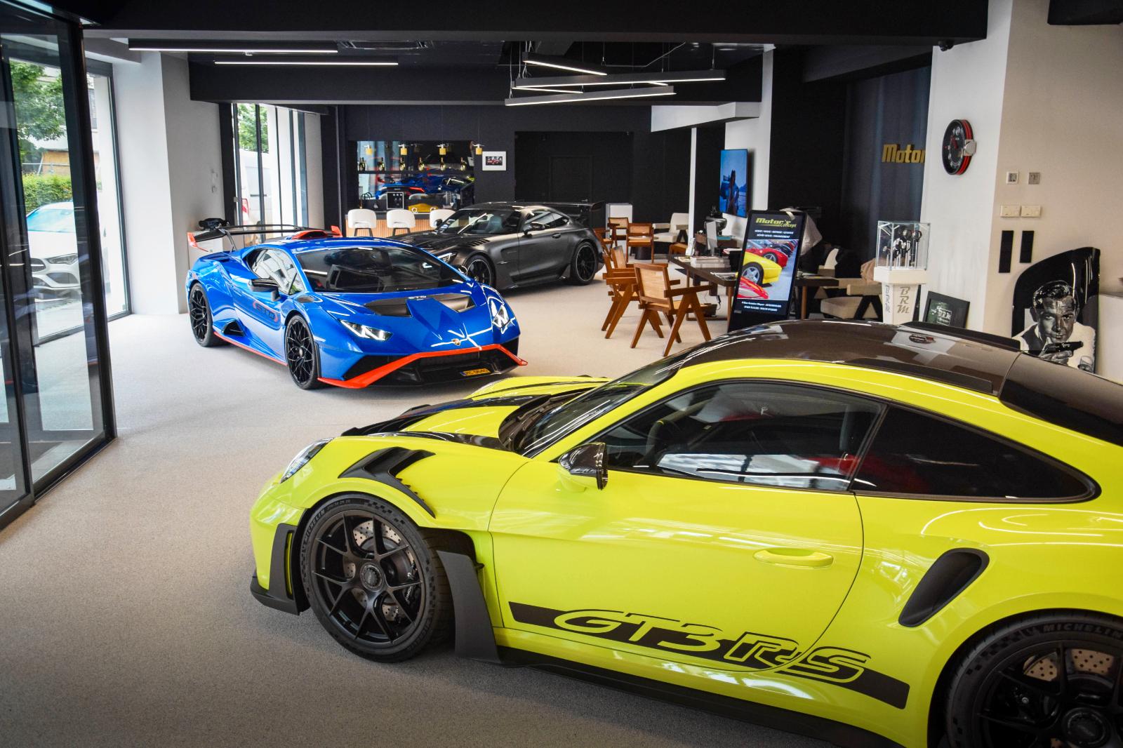 showroom-image-top