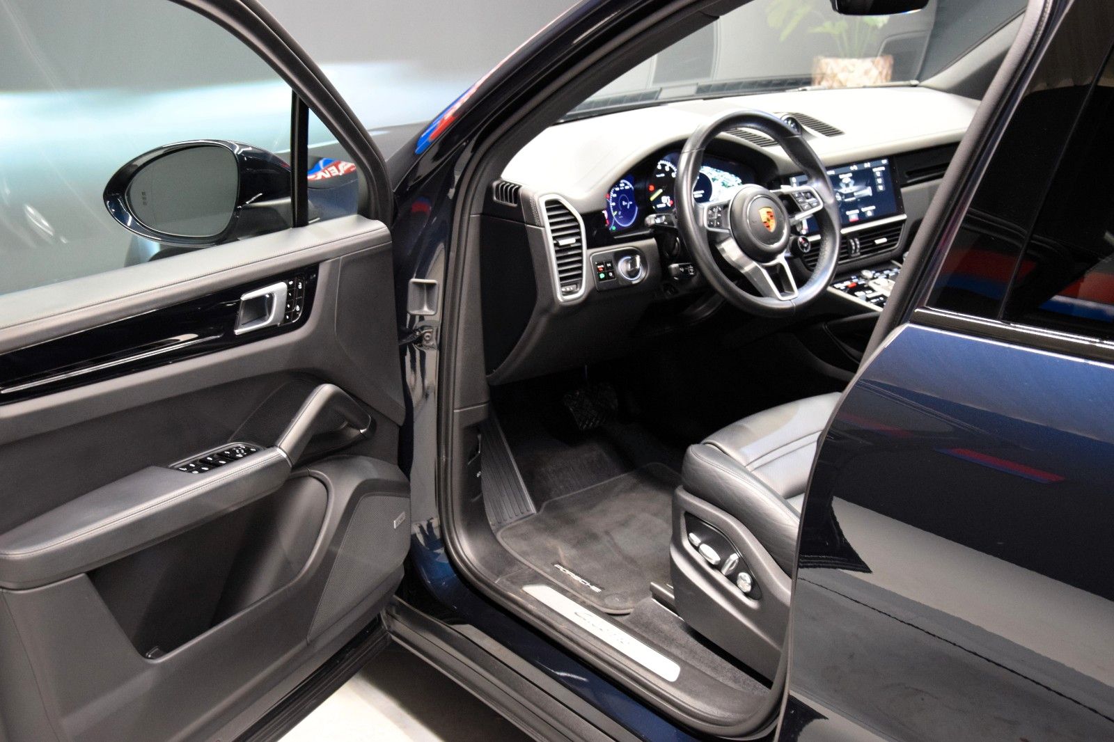 Fahrzeugabbildung Porsche Cayenne E-Hybrid Pano. ACC Matrix. Bose Approv.