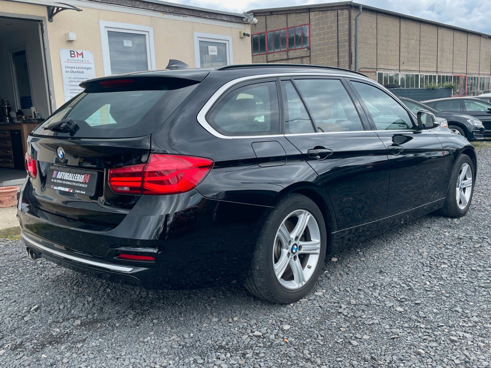 Fahrzeugabbildung BMW 330d xDrive Aut. LUXURY LINE Navi Leder Pano LED