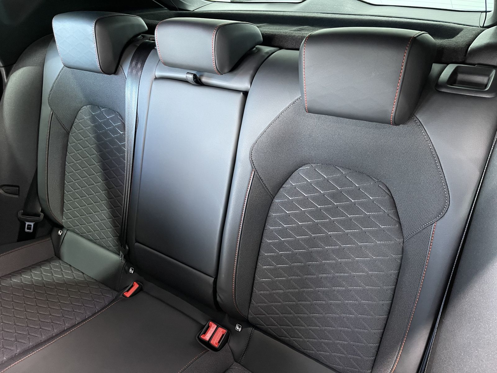Fahrzeugabbildung SEAT Leon FR 2.0 TDI*LED*Navi*Beats*ACC*Navi*