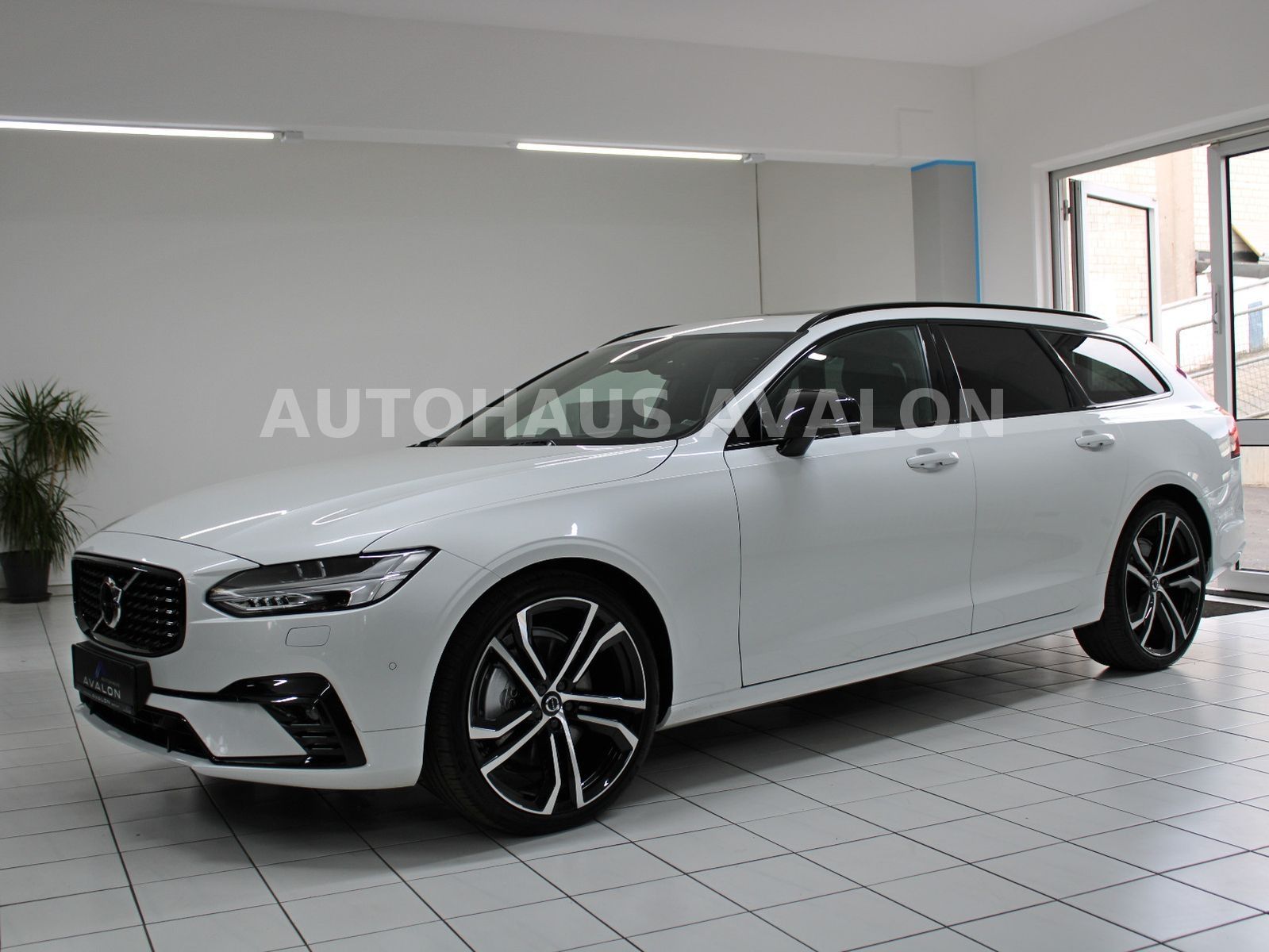 Volvo V90 AWD*Ultimate Dark*R-Design~B&W®~PANO~FOUR-C foto 3