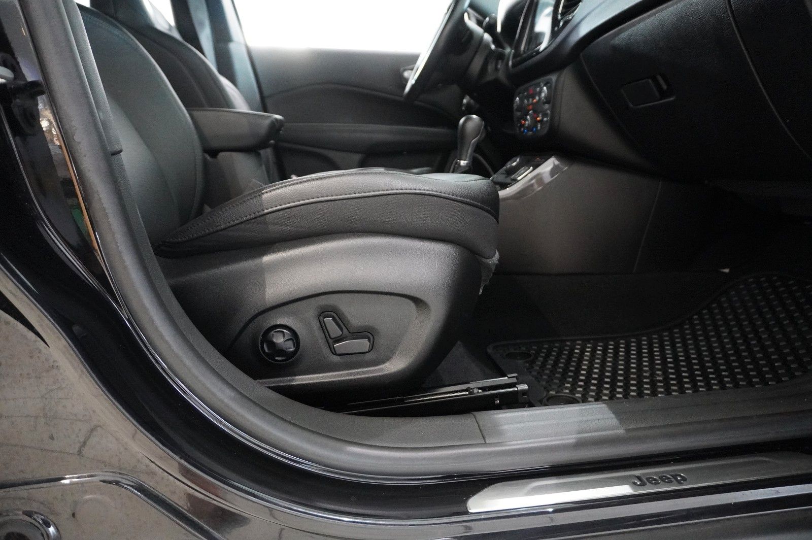 Fahrzeugabbildung Jeep Compass S 1.3T-GDI PHEV AWD SPORT NAVI/SH/KAMERA