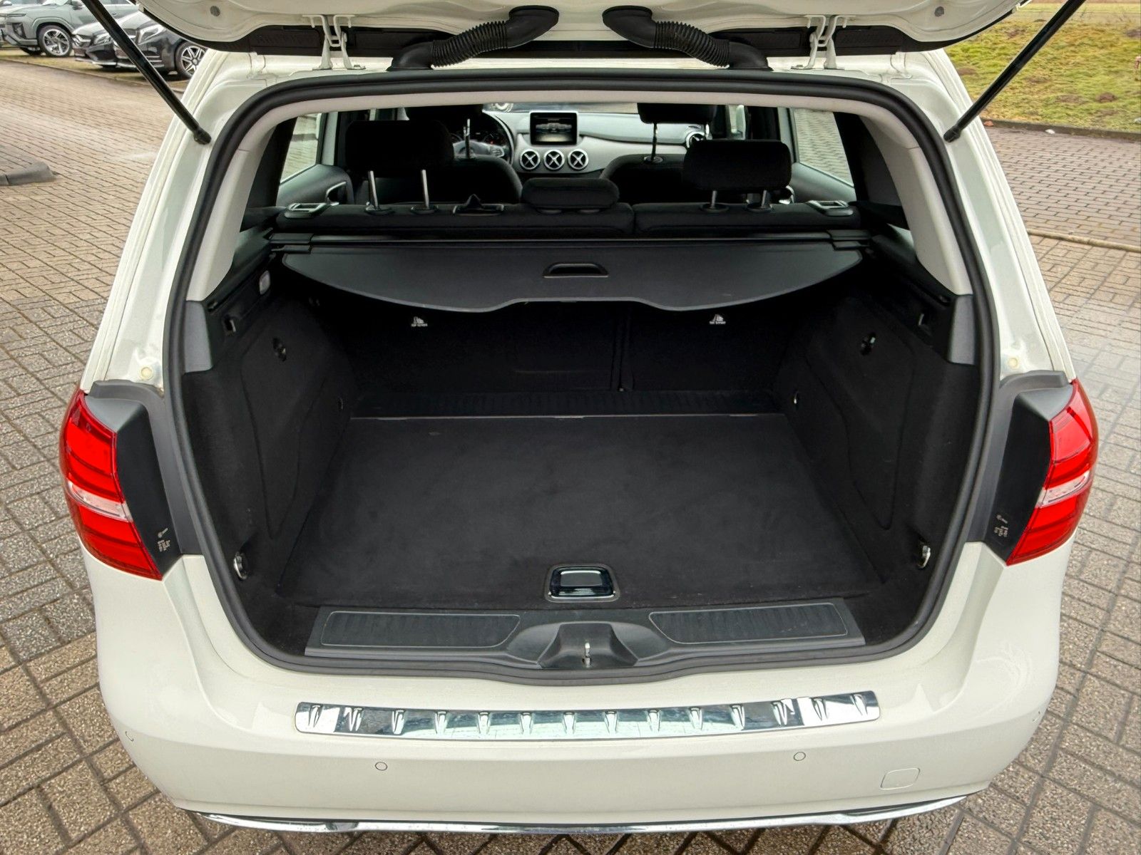 Fahrzeugabbildung Mercedes-Benz B 180 Style LED+FERNL.ASSIST+SPIEGEL PAKET+KAMER