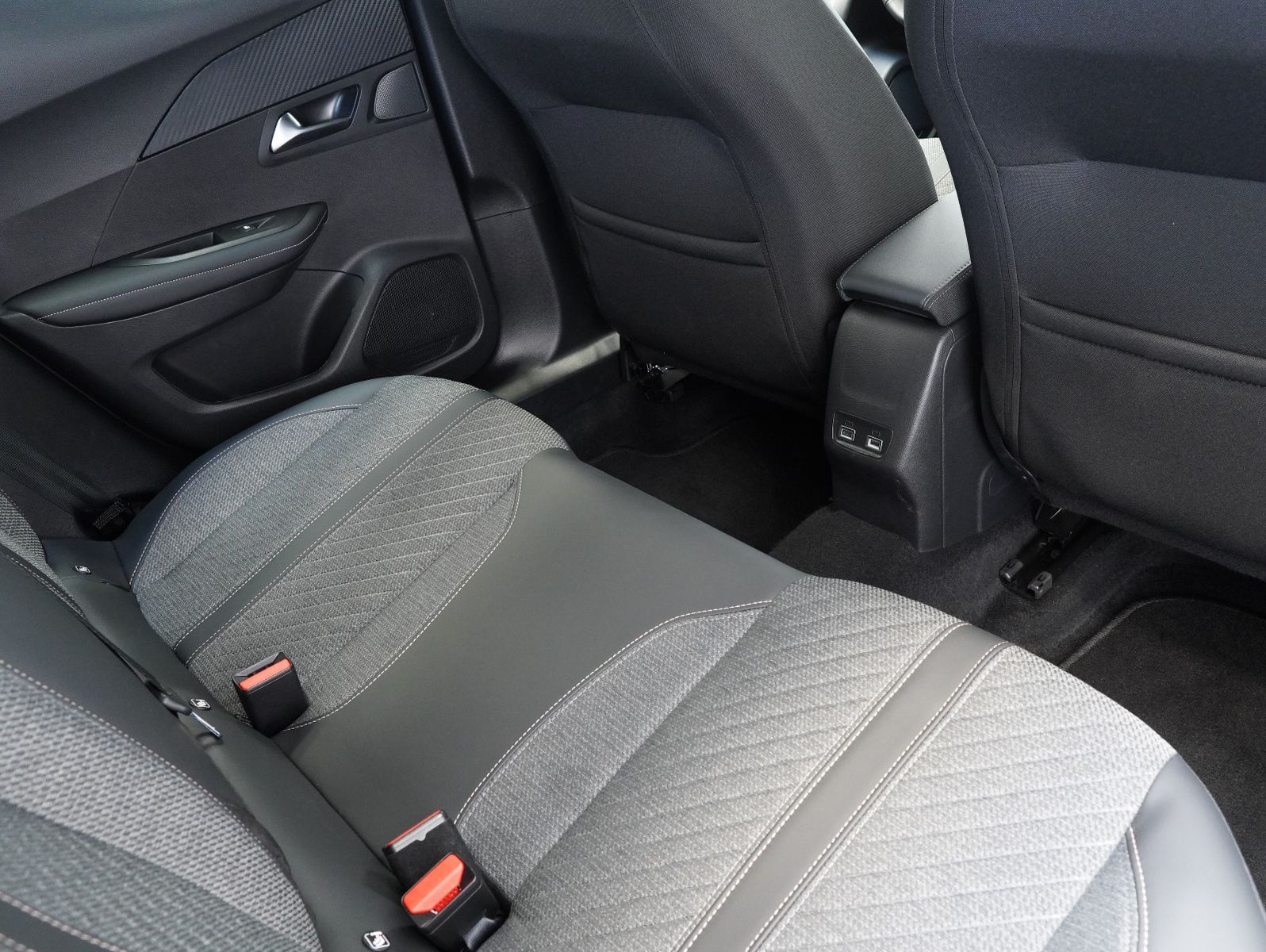 Fahrzeugabbildung Peugeot 2008 1.2 PureTech 130 Allure LED/NAVI/ACC