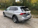 Volkswagen Tiguan Allspace 2.0 TDI SCR 140kW R-Line, Pano.  - silberne Volkswagen Tiguan Allspace